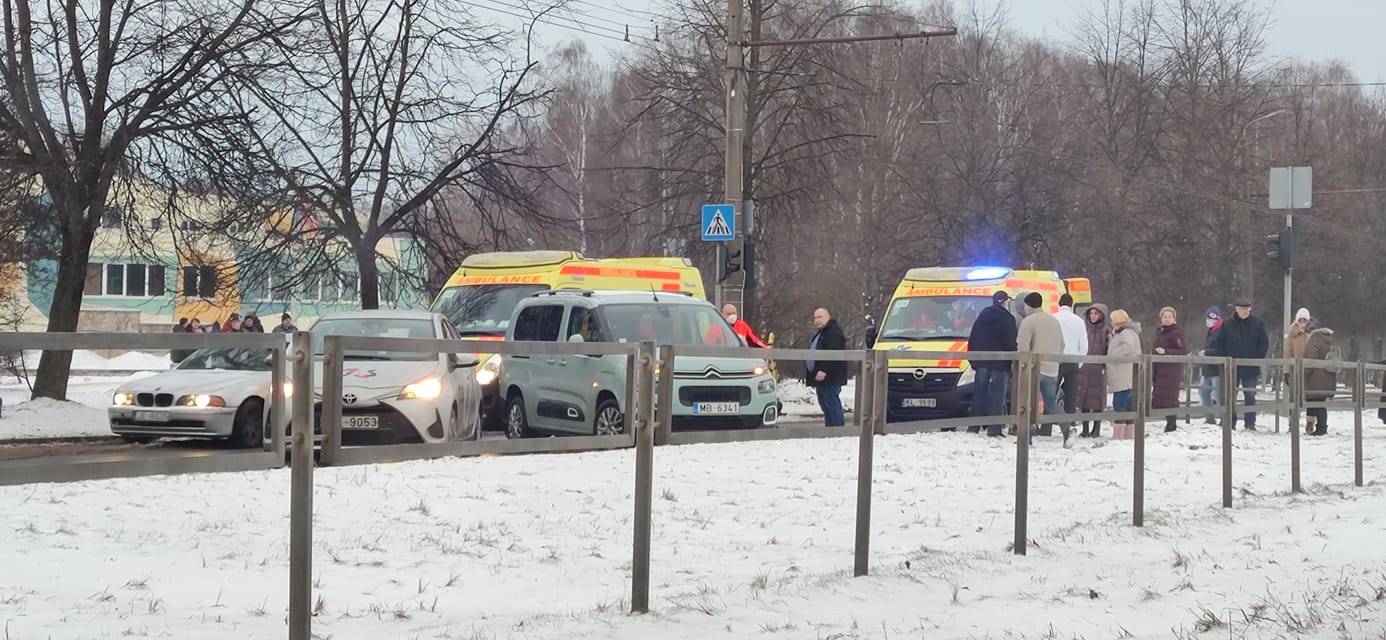 Пьяный без прав в районе Плявниеки сбил на переходе трех человек и сбежал Пьяный без прав в районе Плявниеки сбил на переходе трех человек и сбежал