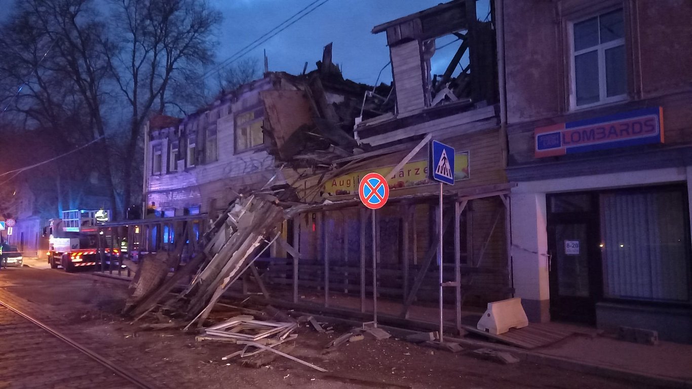 В Риге обрушился аварийный дом на улице Петерсалас