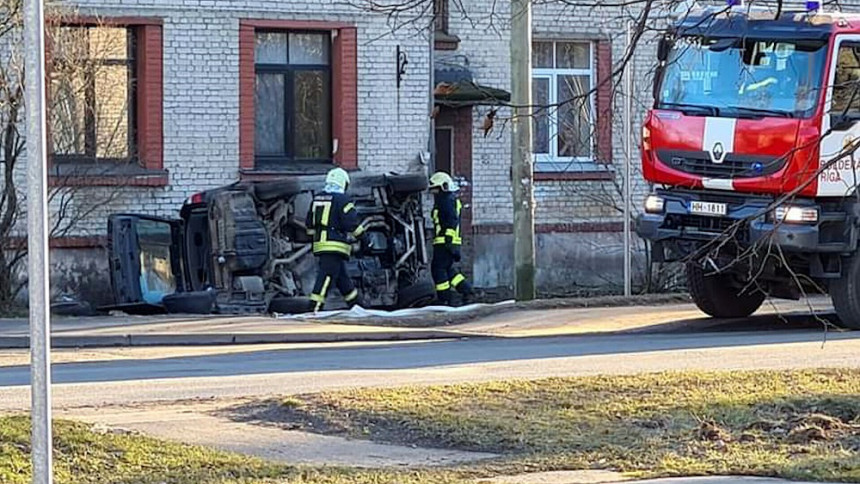 В Болдерае BMW врезался в стену дома, водитель сбежал с места ДТП