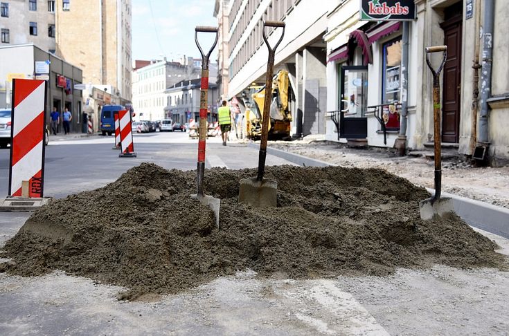 Дворы опять перекопают: Rīgas ūdens ликвидирует транзитные трубопроводы