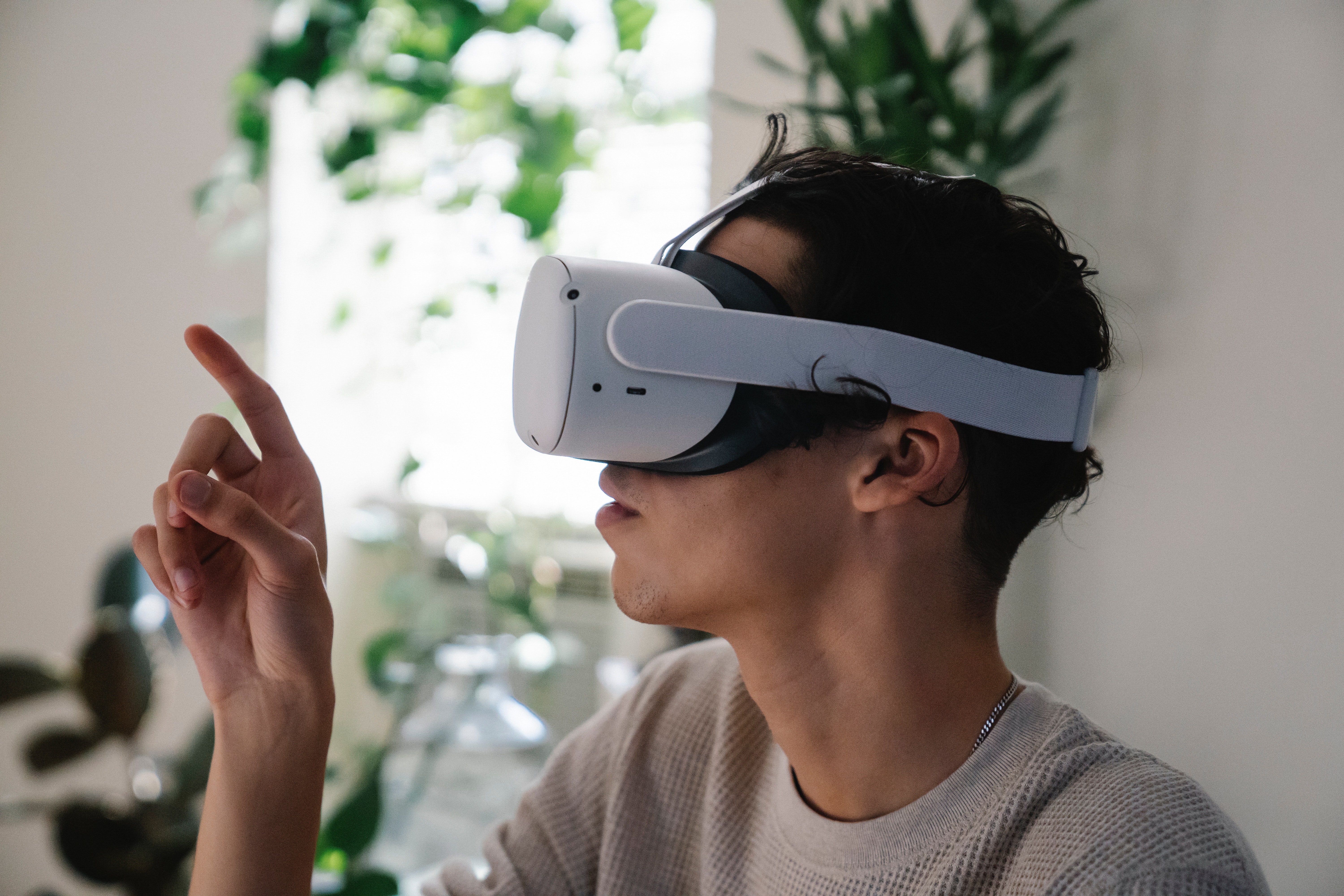 Докрутился: геймер сломал шею в шлеме VR