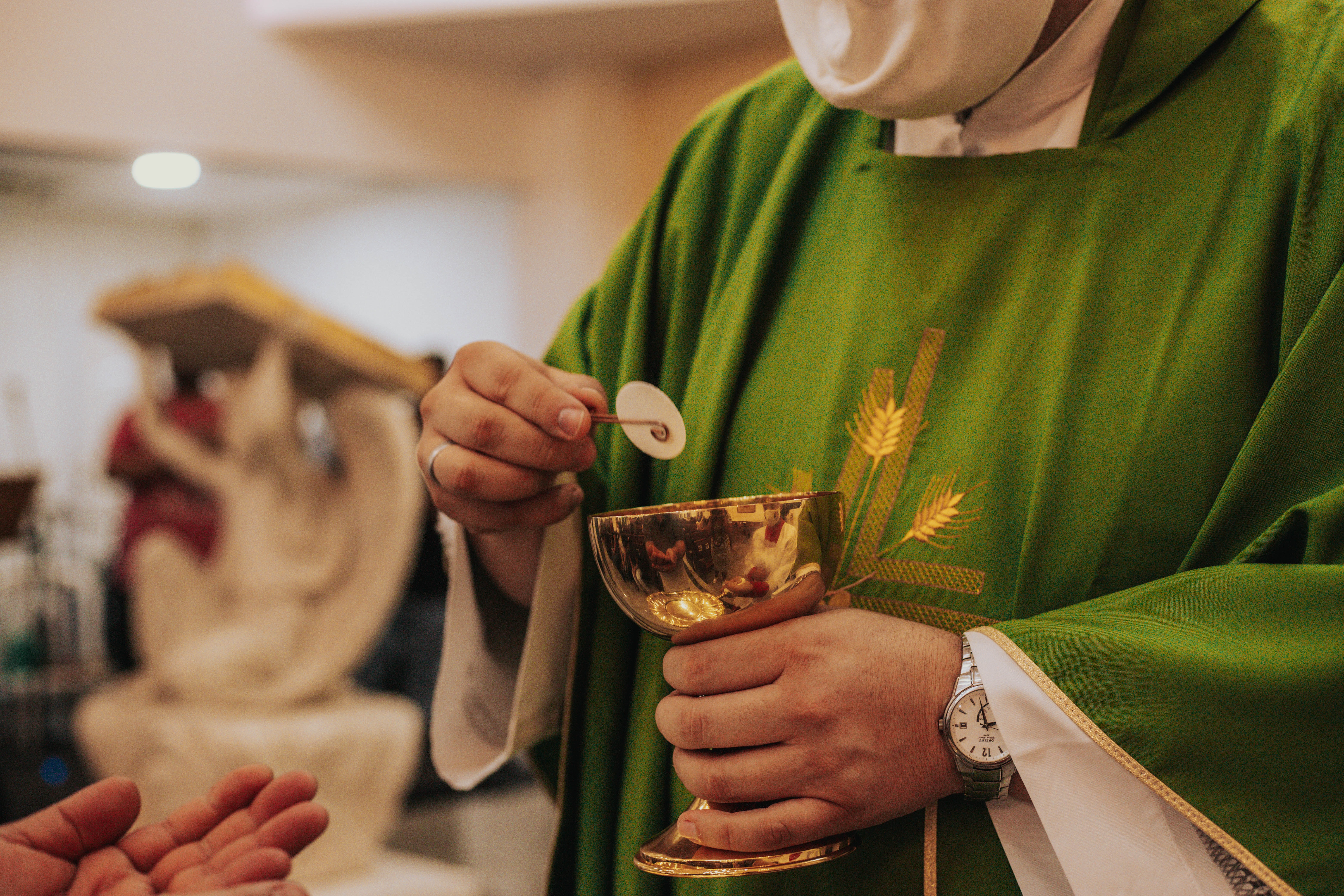 Vairāk nekā 300 Austrijas priesteru neievēros viendzimuma pāru svētīšanas aizliegumu