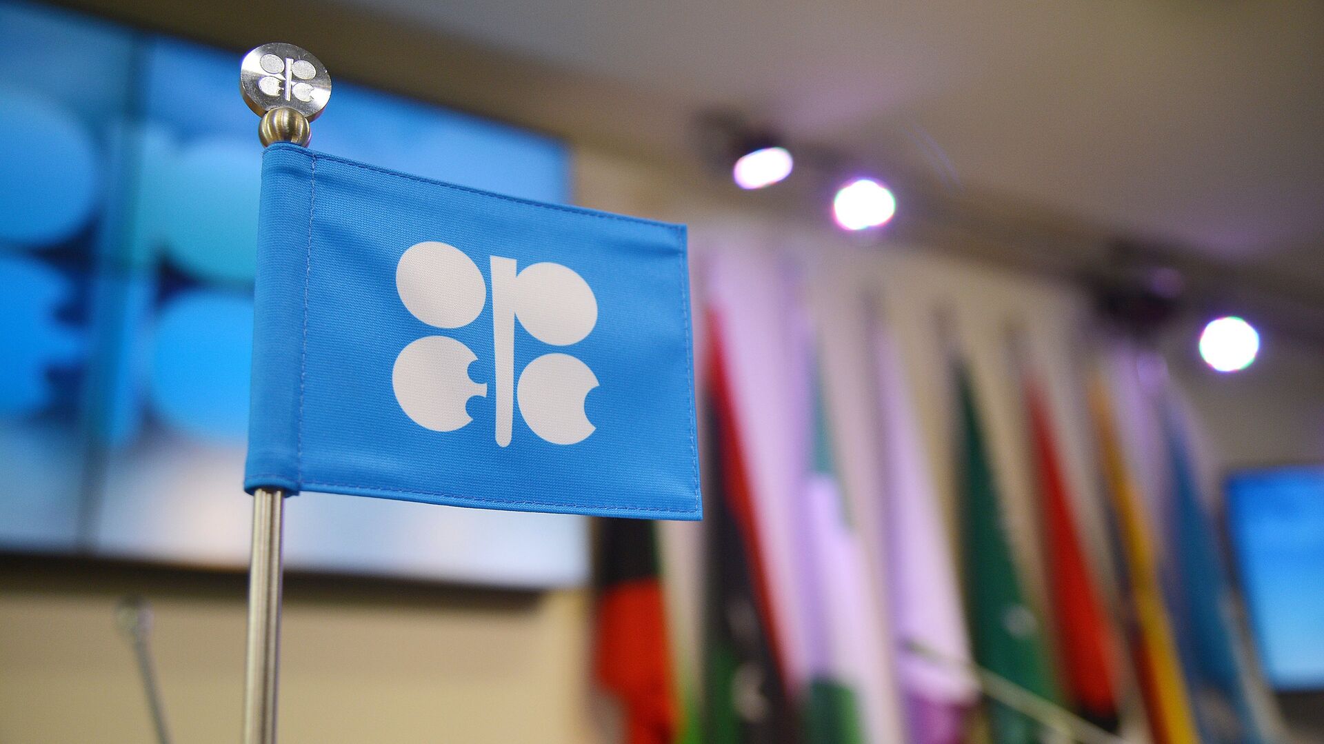 Страны ОПЕК+ продлили сокращение добычи нефти до 2025 года