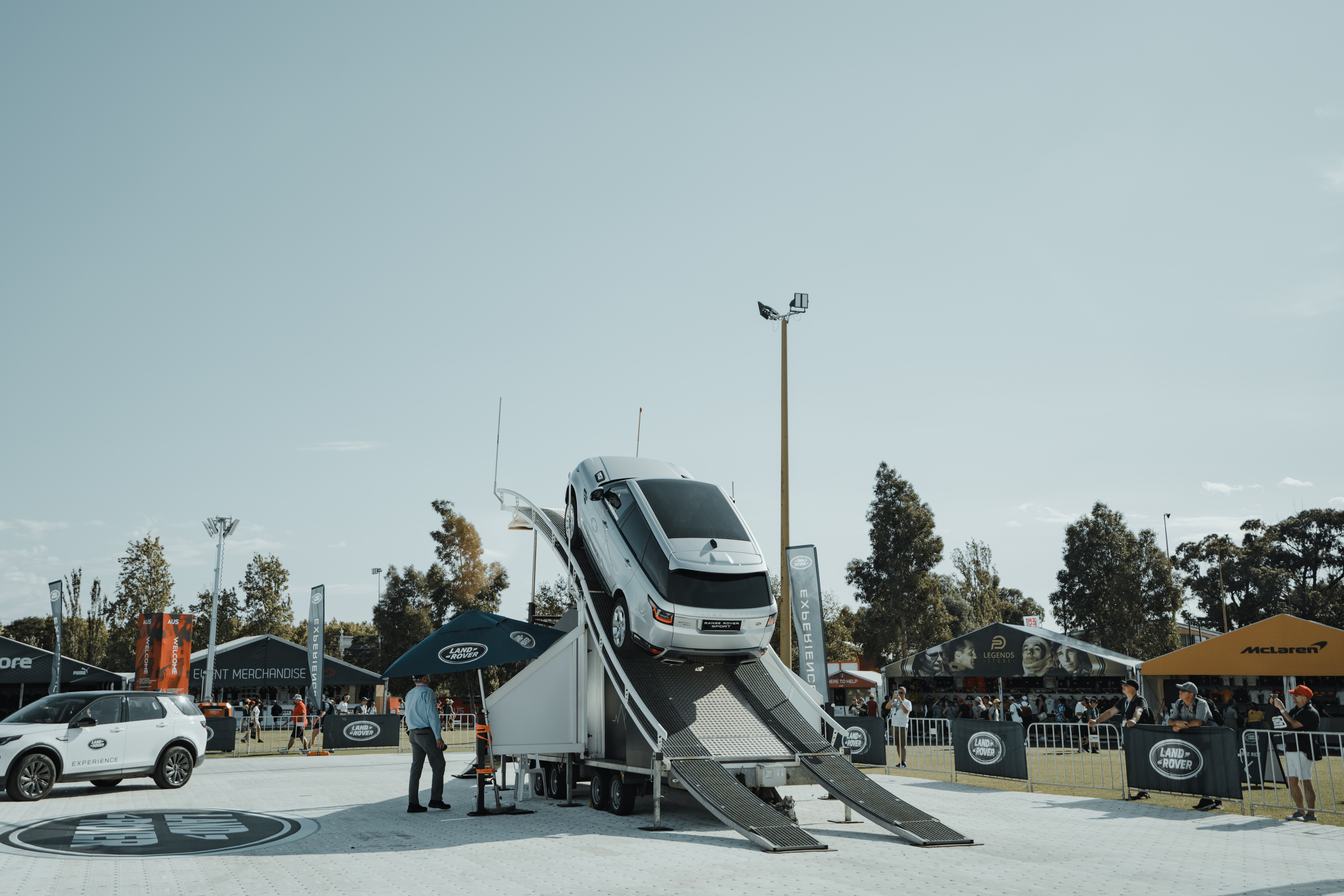 "Jaguar Land Rover" pasaulē likvidēs 2000 darbavietu
