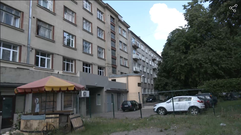 Подозреваемого в убийстве девушки отговорили прыгать с пятого этажа Подозреваемого в убийстве девушки отговорили прыгать с пятого этажа