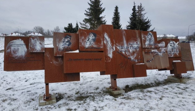 В Даугавпилсе осквернен памятник борцам с большевиками