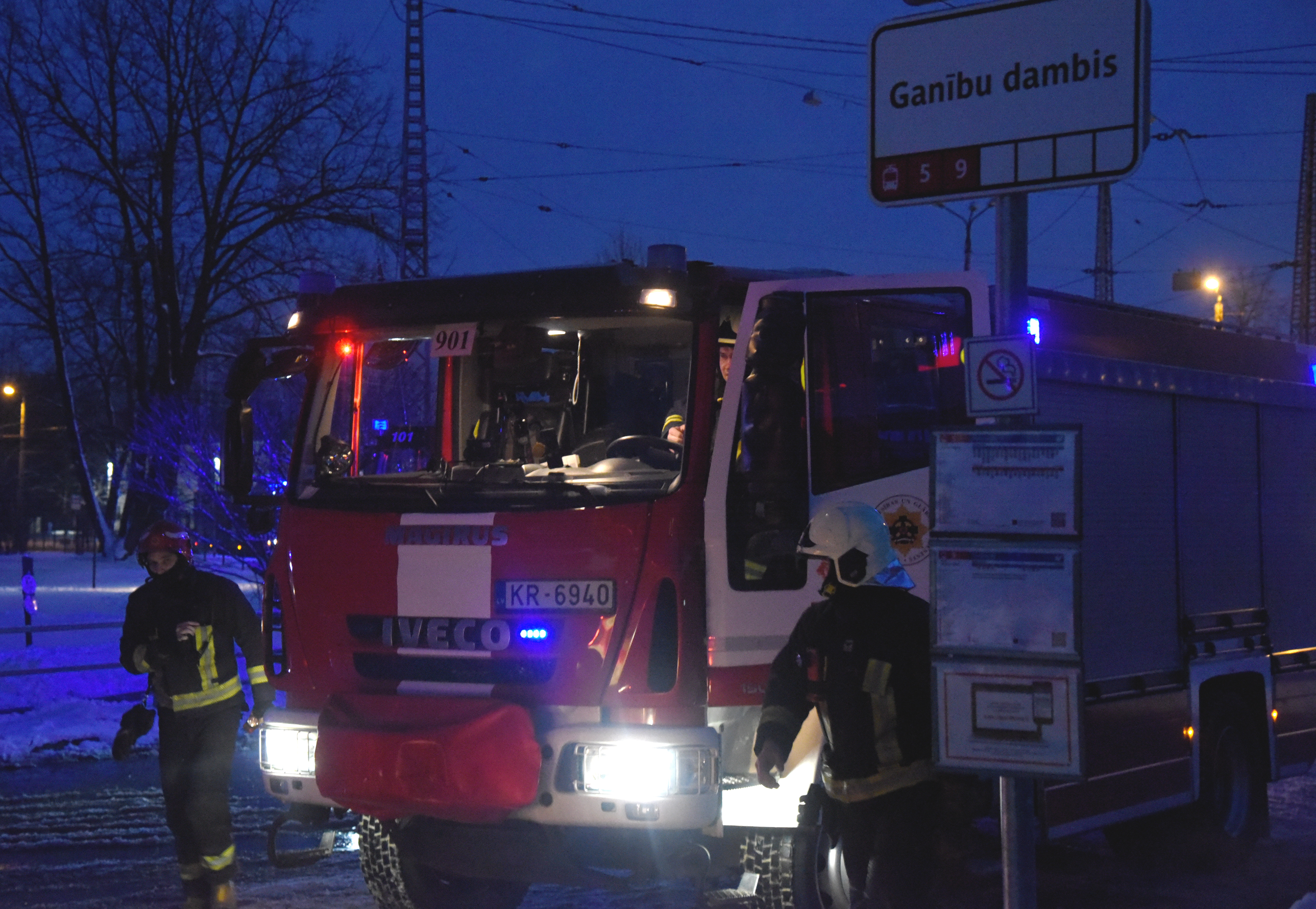 Aizvadītajā diennaktī ugunsgrēkos izglābti deviņi cilvēki un viens gāja bojā