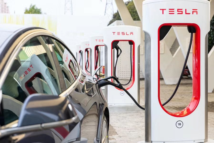 Автомобили от Tesla можно будет заряжать бесплатно Автомобили от Tesla можно будет заряжать бесплатно