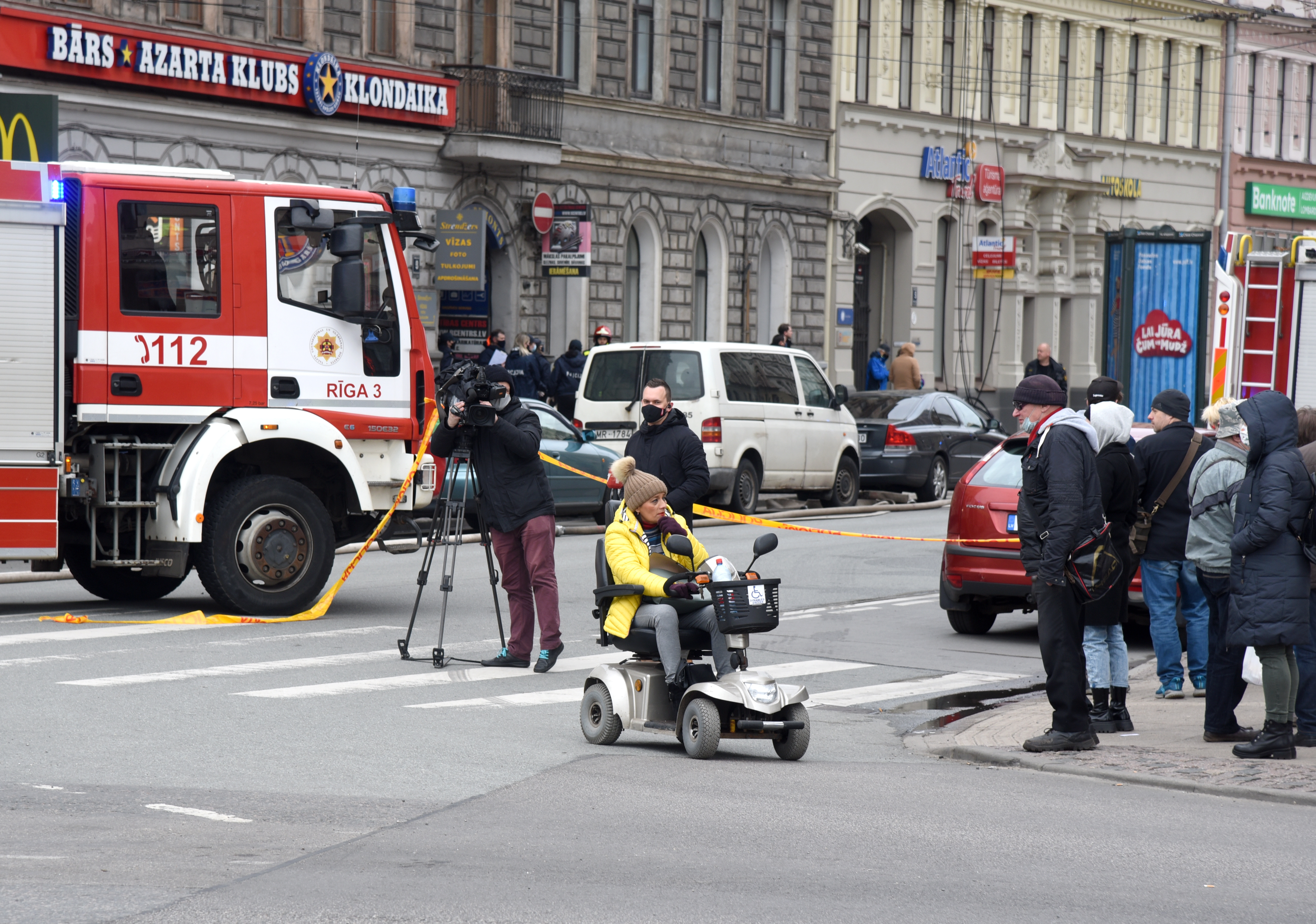 Amatpersonas nespēj atbildēt, kurai institūcijai bija jāslēdz nelikumīgais hostelis Rīgā