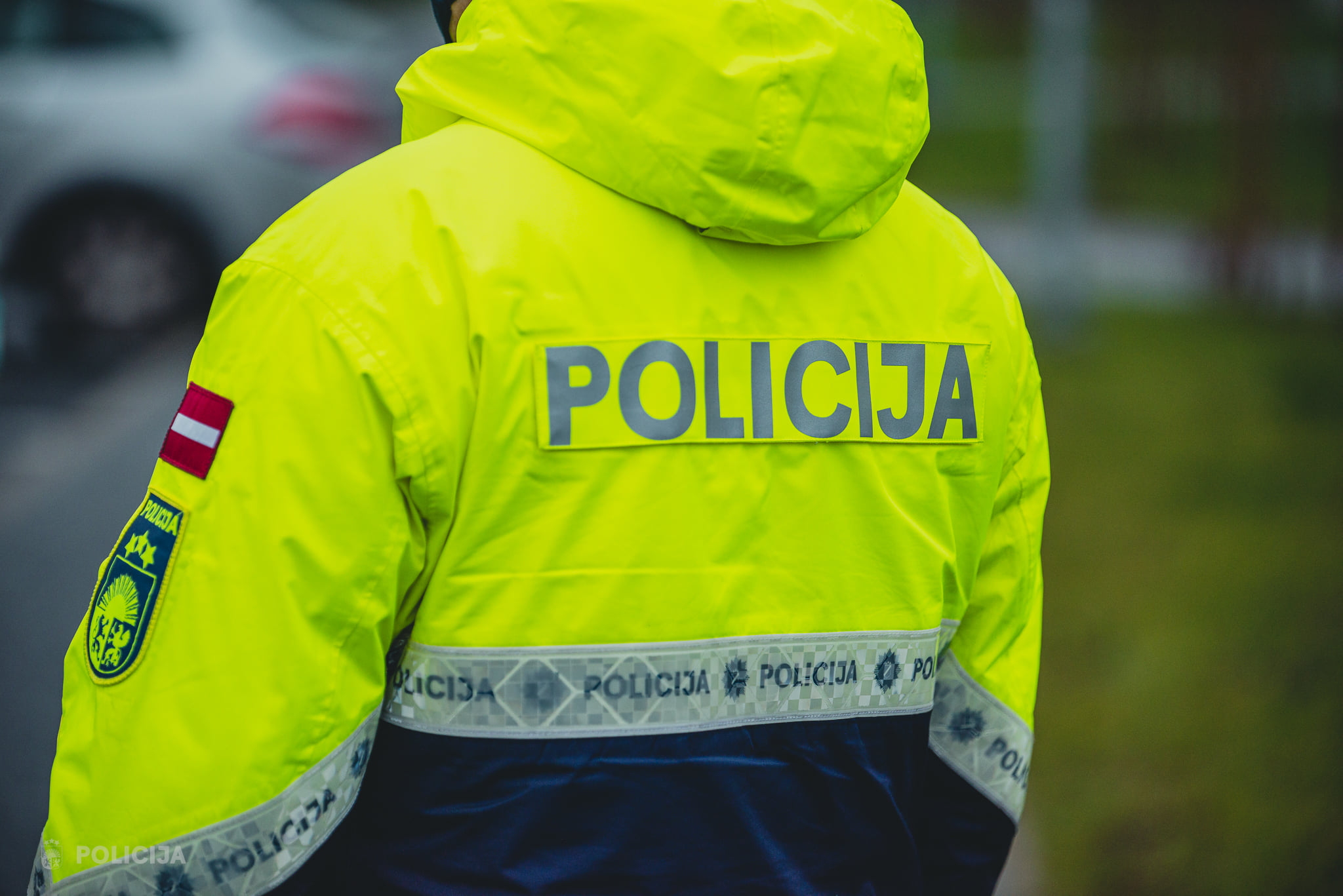 Двое полицейских применяли силу в отношении подростков