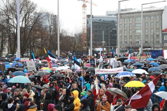 Жители Европы протестуют против коронавирусных ограничений