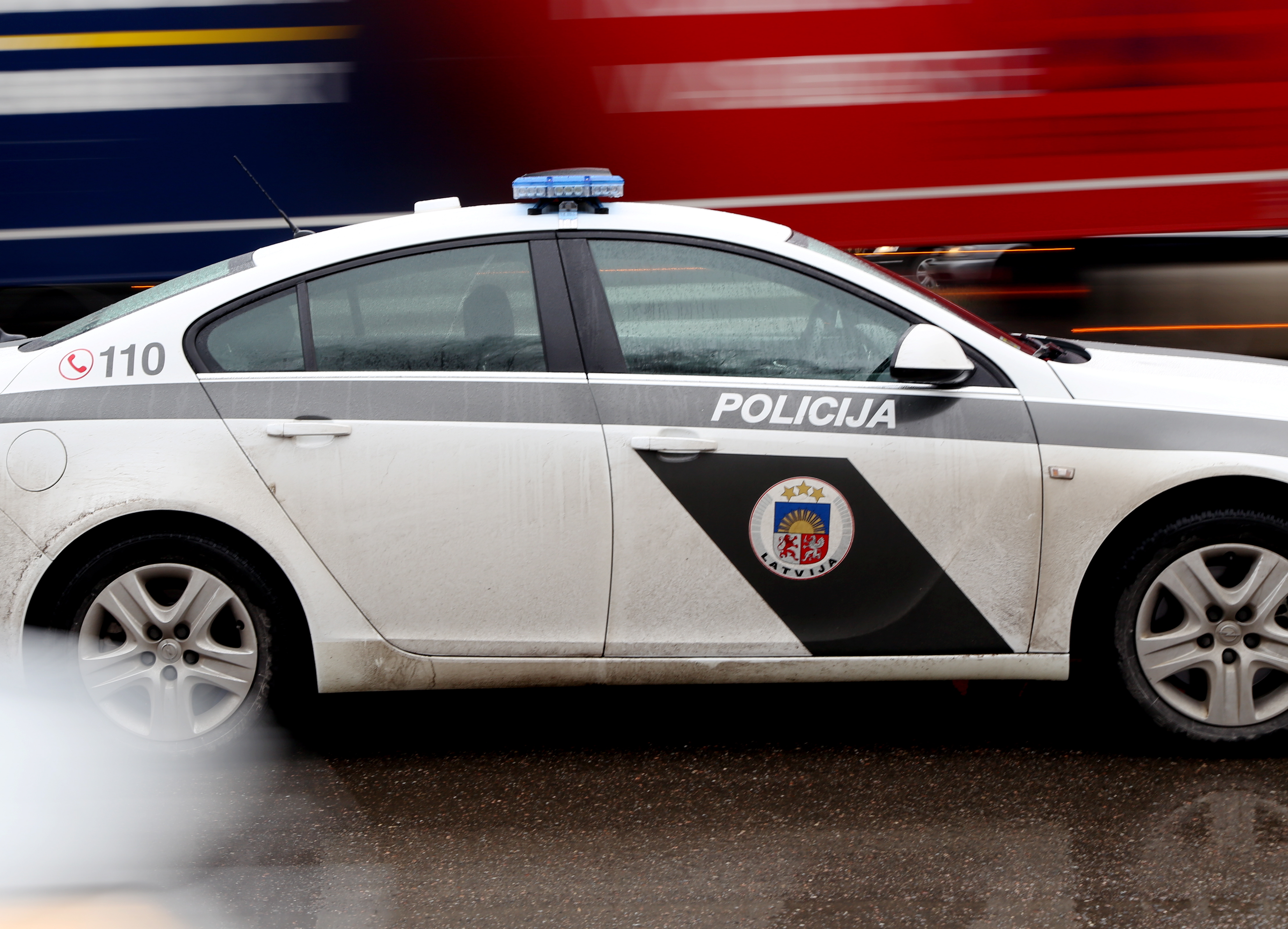 Iereibušam mikroautobusa vadītājam bez tiesībām par bēgšanu no policijas piemēro 1200 eiro sodu