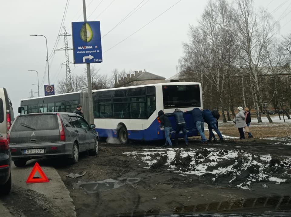 Автобус в Милгрависе хотел объехать место ДТП и сам увяз в грязи