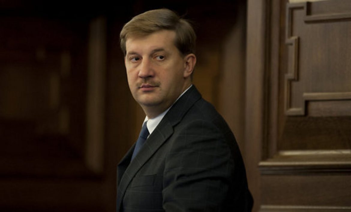 Клементьев призвал "отбросить политику и информировать о ковиде на русском"