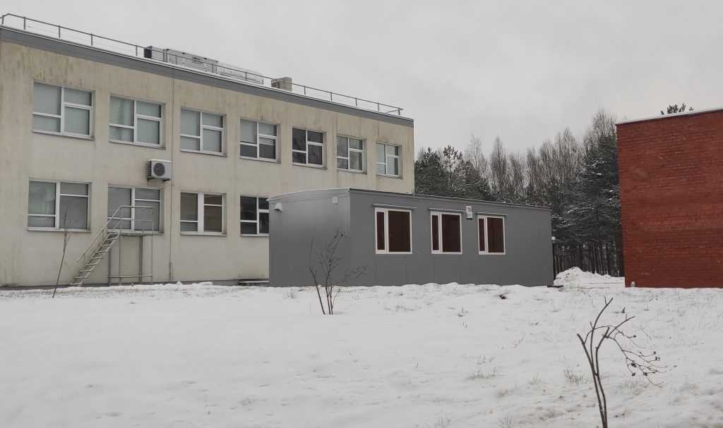 В Даугавпилсе устанавливаются модульные здания для пациентов с "Covid-19"