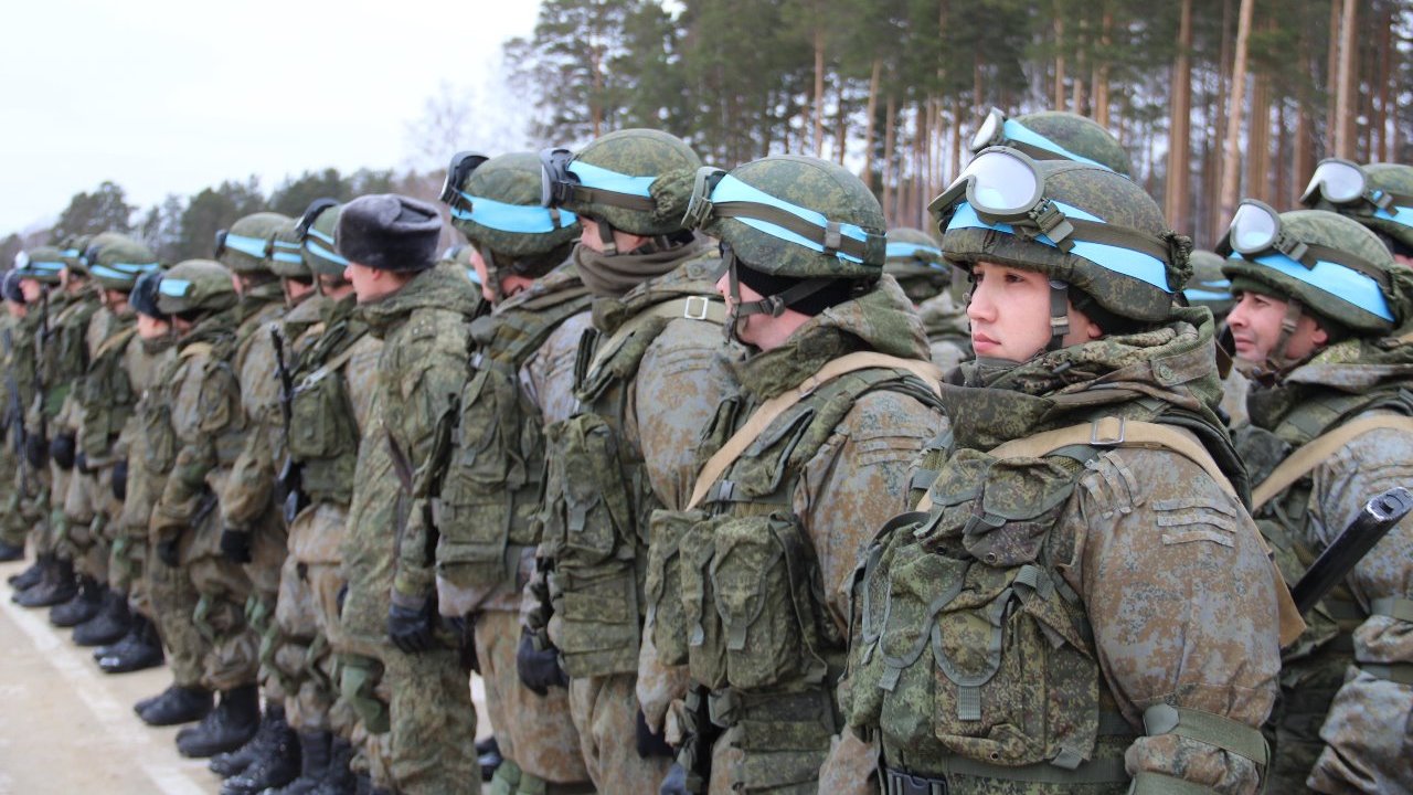 Минобороны: первые подразделения российских миротворцев доставили в Казахстан