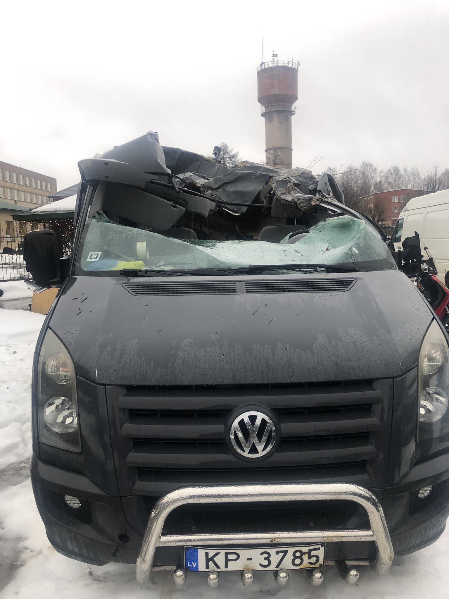 Трактор снес у автомобиля крышу. Очевидцев аварии просят откликнуться