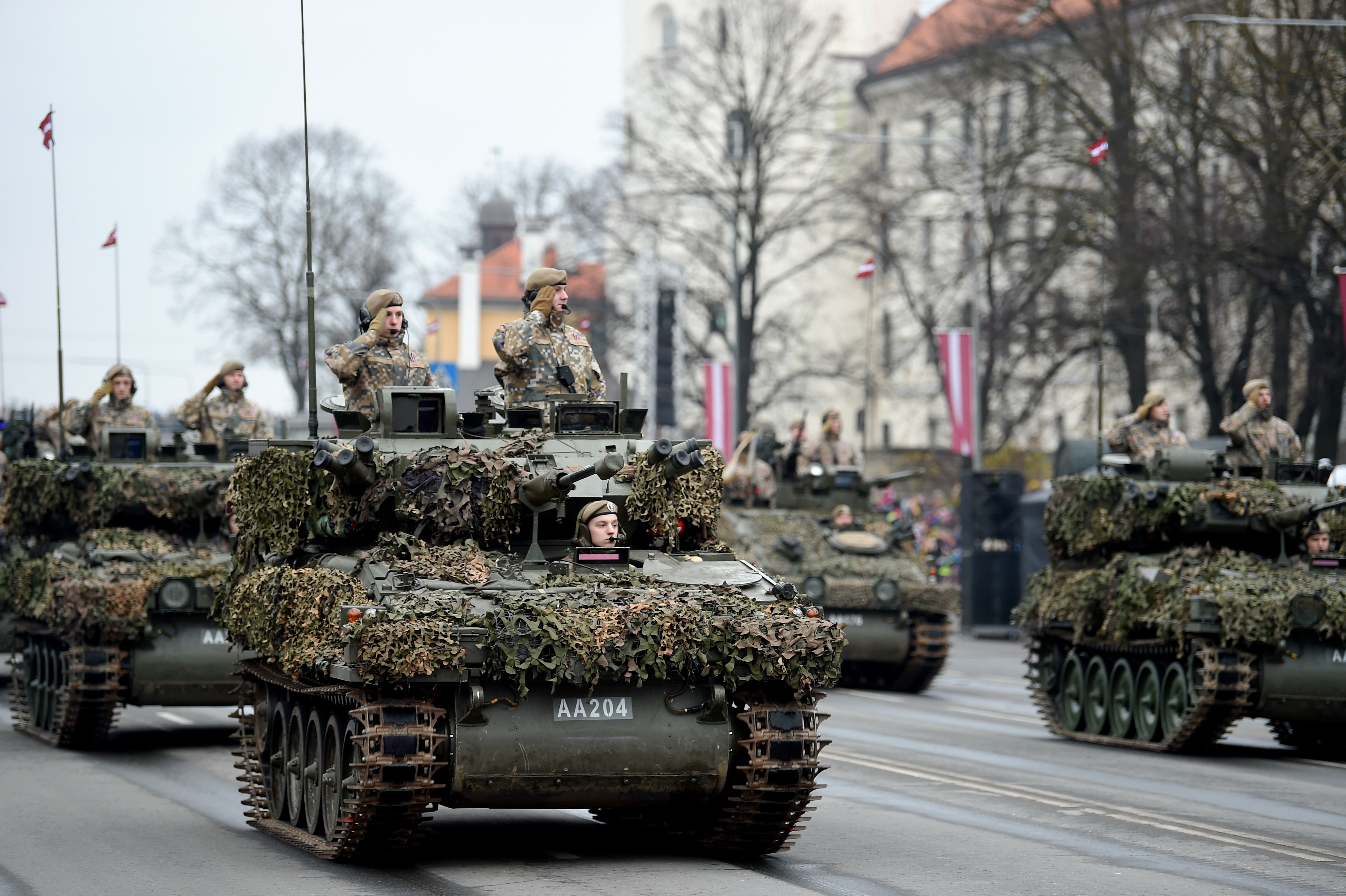 НВС проедут на военной технике по улицам Риги