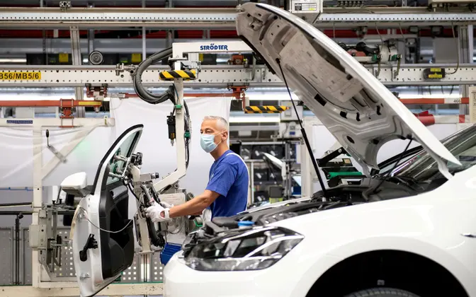 Volkswagen может свернуть планы по производству аккумуляторов в Европе из-за энергокризиса