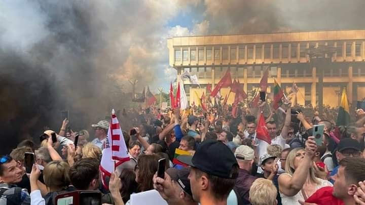 Возле Сейма Литвы - беспорядки: полиция использовала слезоточивый газ (видео) Возле Сейма Литвы - беспорядки: полиция использовала слезоточивый газ (видео)