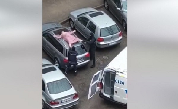 Новый год: лежащую на крыше автомобиля женщину в Плявниеках эвакуировал спецназ