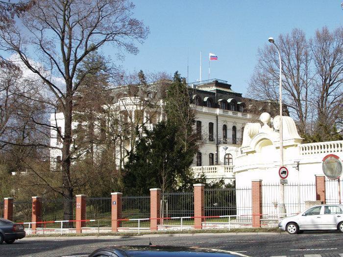 Чехия высылает 18 российских дипломатов Чехия высылает 18 российских дипломатов