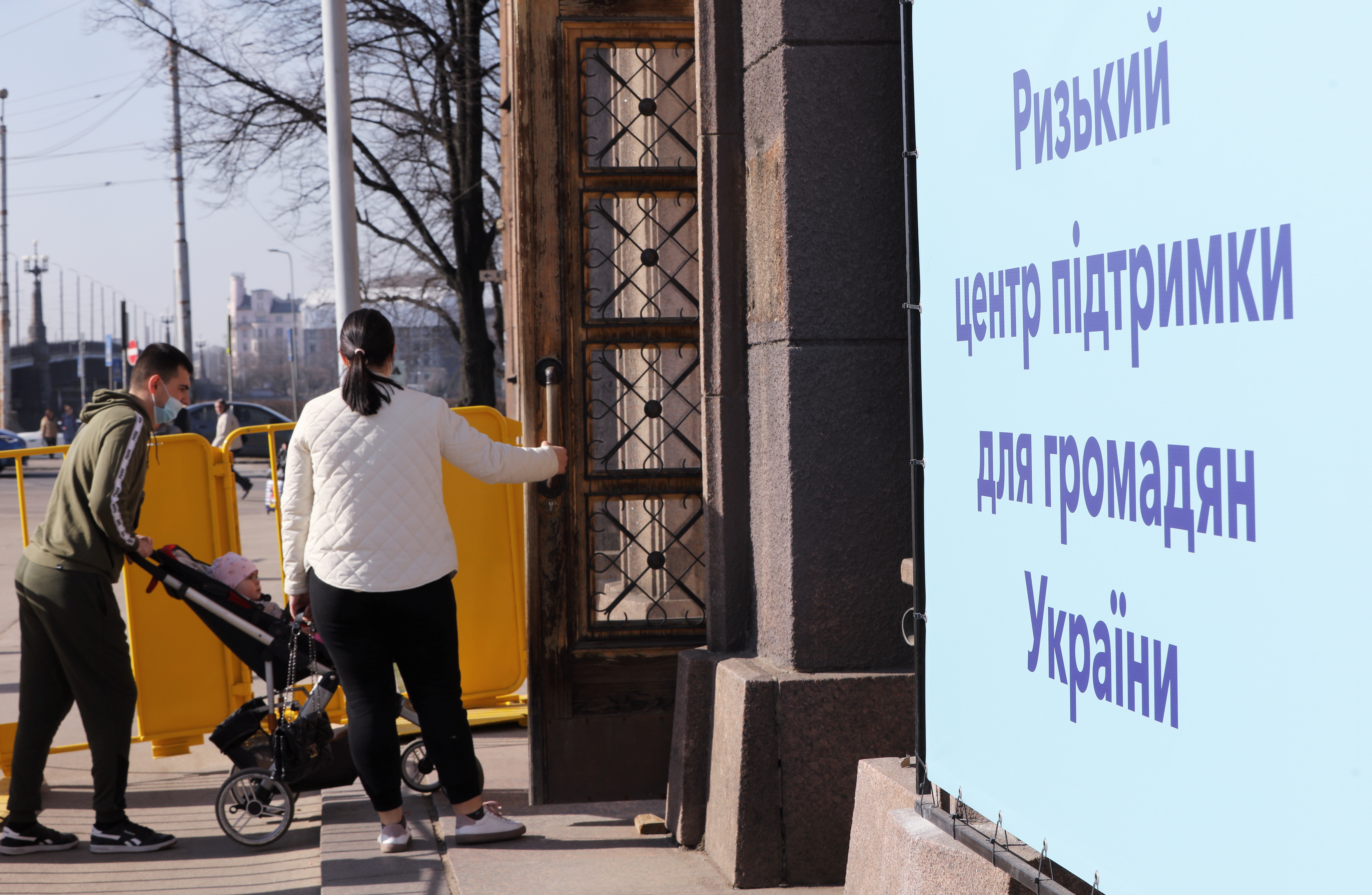 "Нас спасает, что нет времени" - работники центра для беженцев