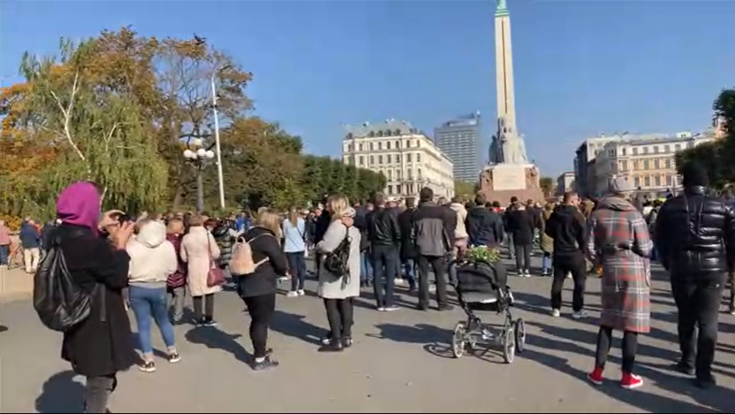 Более 500 человек пришли на акцию протеста к Айнару Шлесерсу к Милде