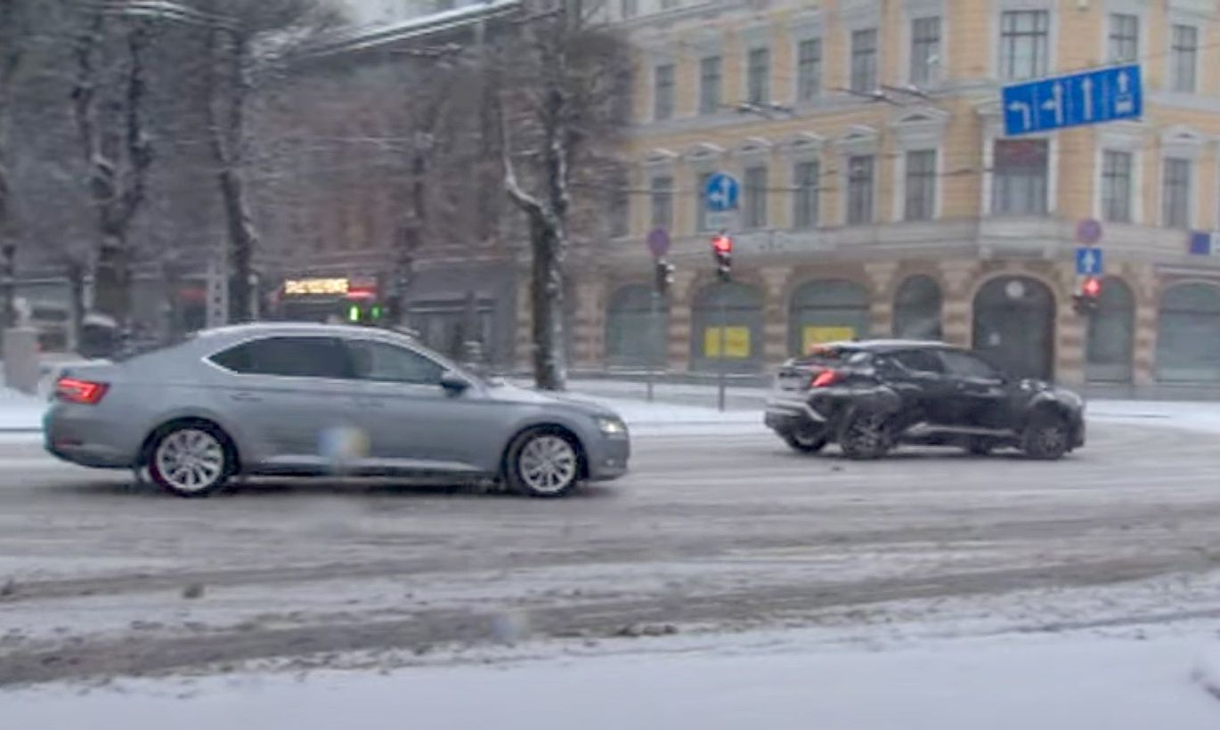 Перекресток в центре Риги - любимое место автомошенников. Страховщики бессильны