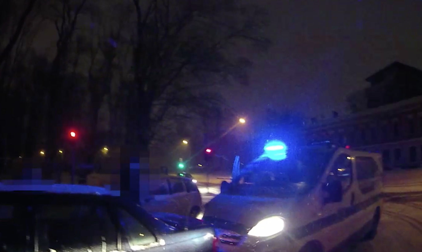 Пьяный водитель забыл "ручник" и врезался в полицейский автомобиль