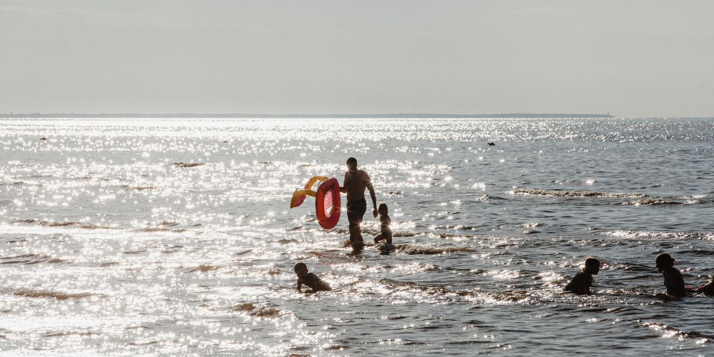 Температура воды в Юрмале колеблется в районе +20 градусов Температура воды в Юрмале колеблется в районе +20 градусов