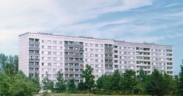 В Пурвциемсе с крыши 9-этажного дома упал мужчина