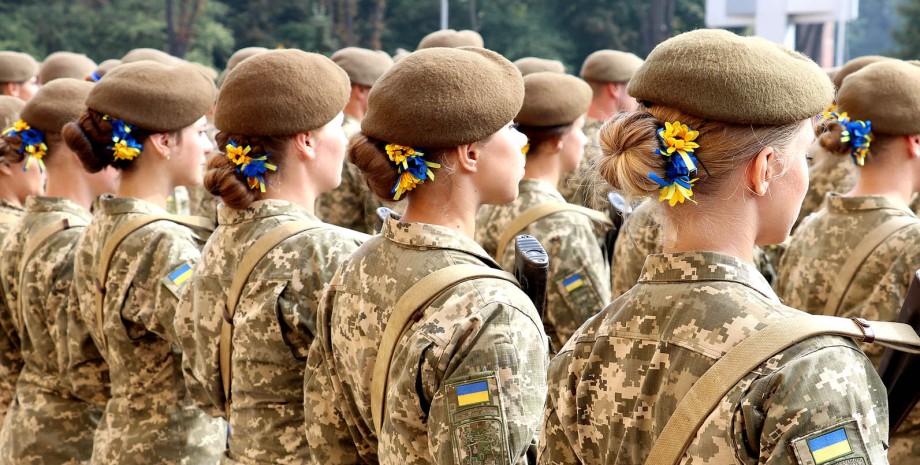 Даже беременные и с маленькими детьми. Женщин Украины поставили на военный учет