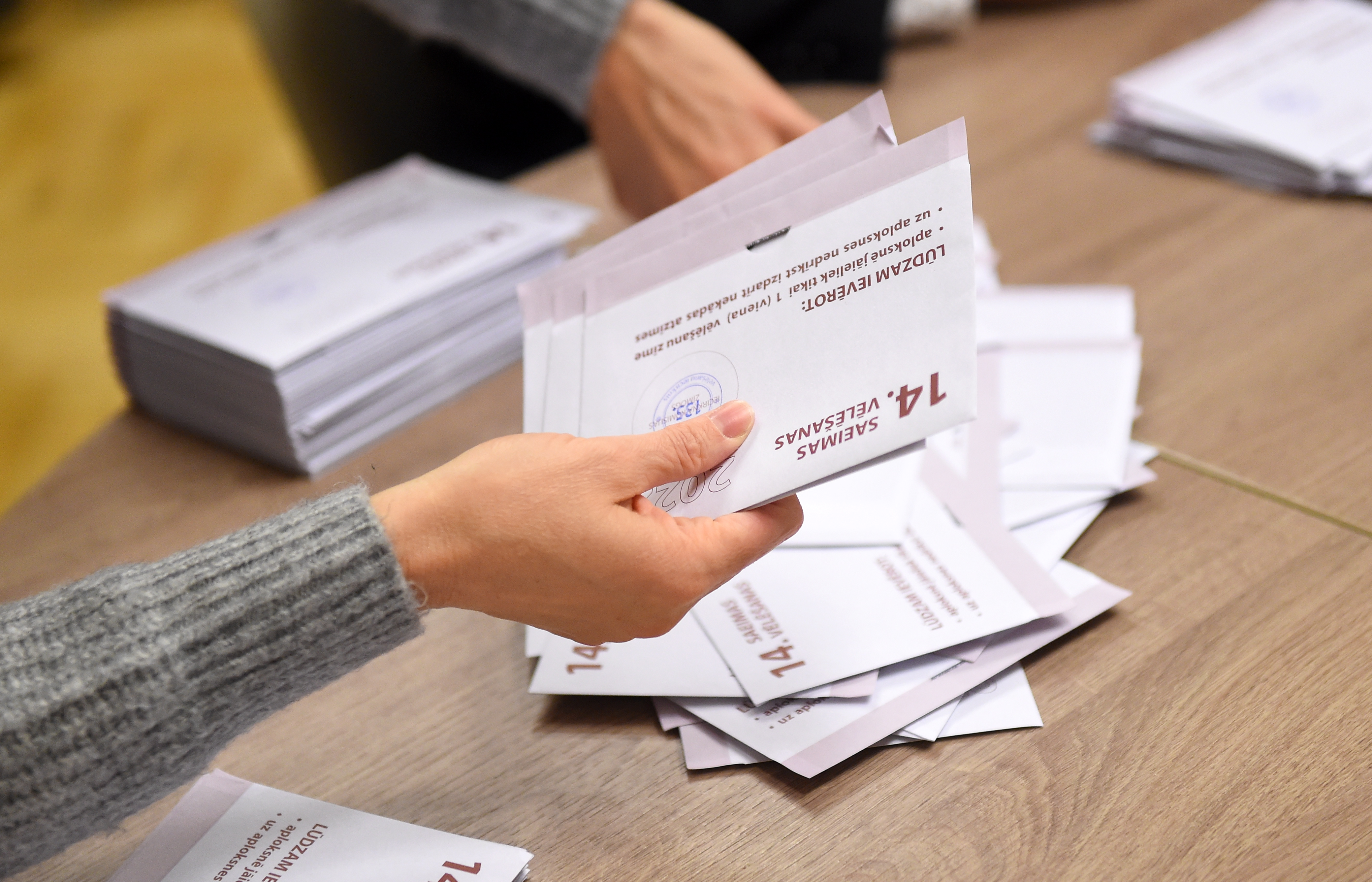 После подсчета почти четверти голосов лидируют СЗК, "Новое Единство" и "Объединенный список"