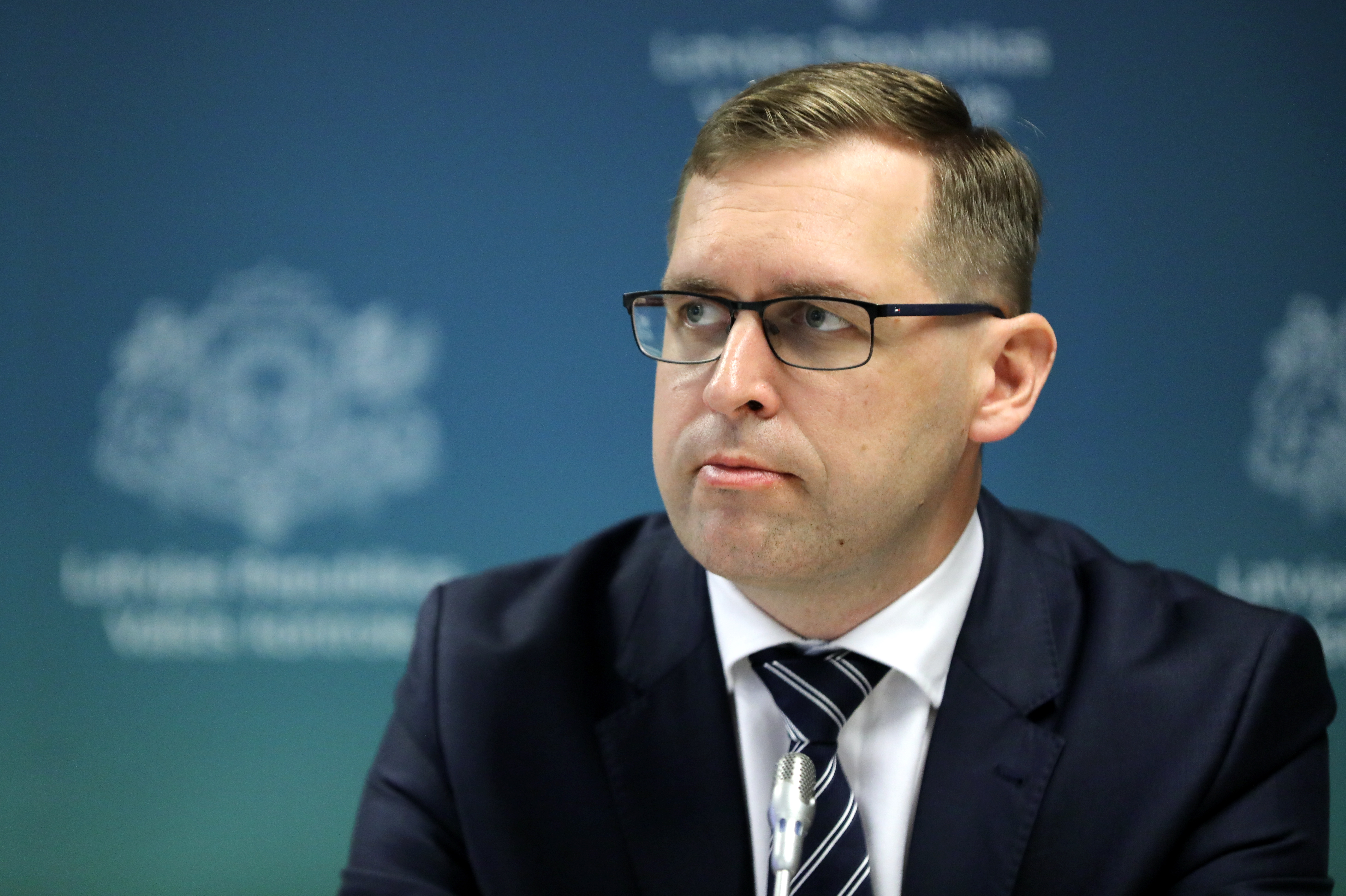 Госконтролер о повышении зарплат чиновникам: это принцип двух скоростей