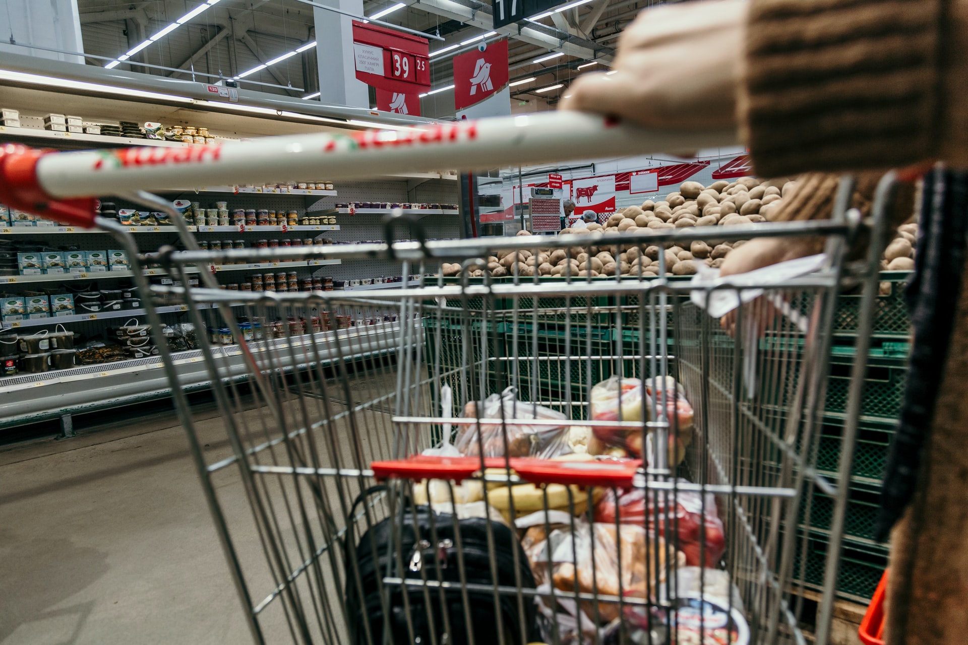 Пандемия меняет привычки: в магазины ходим реже, но закупаемся больше Пандемия меняет привычки: в магазины ходим реже, но закупаемся больше