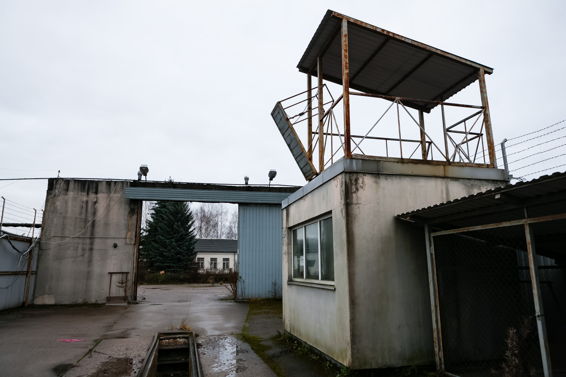 Grindeks начал демонтаж комплекса зданий тюрьмы Шкиротавы Grindeks начал демонтаж комплекса зданий тюрьмы Шкиротавы