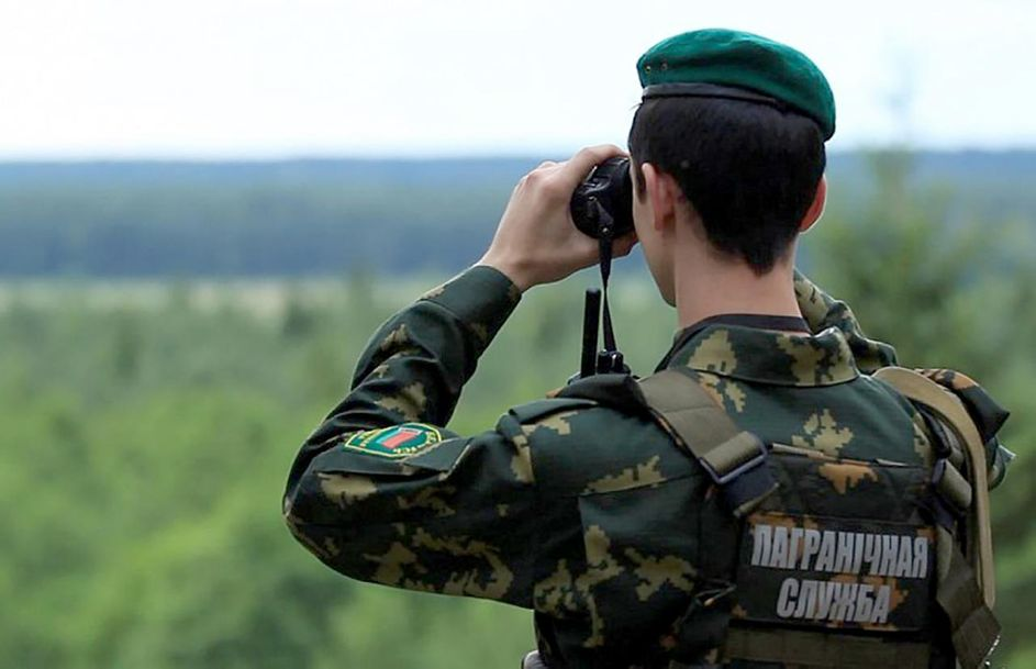 Пуятс: белорусские пограничники предлагают огнестрельное оружие нелегалам, пересекающим латвийскую границу