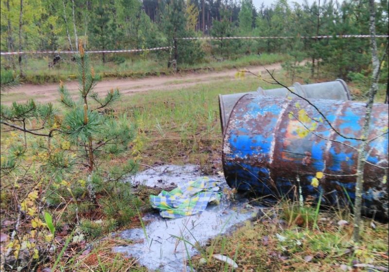 Десятки таинственных бочек разбросали по Даугавпилсу и за его пределами