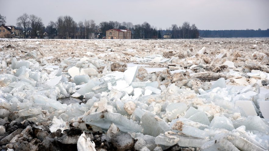 В Плявиньском водохранилище растет ледовый затор