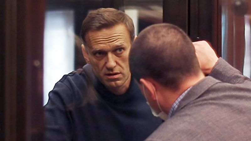 Суд отправил Навального в колонию на 2 года и 8 месяцев