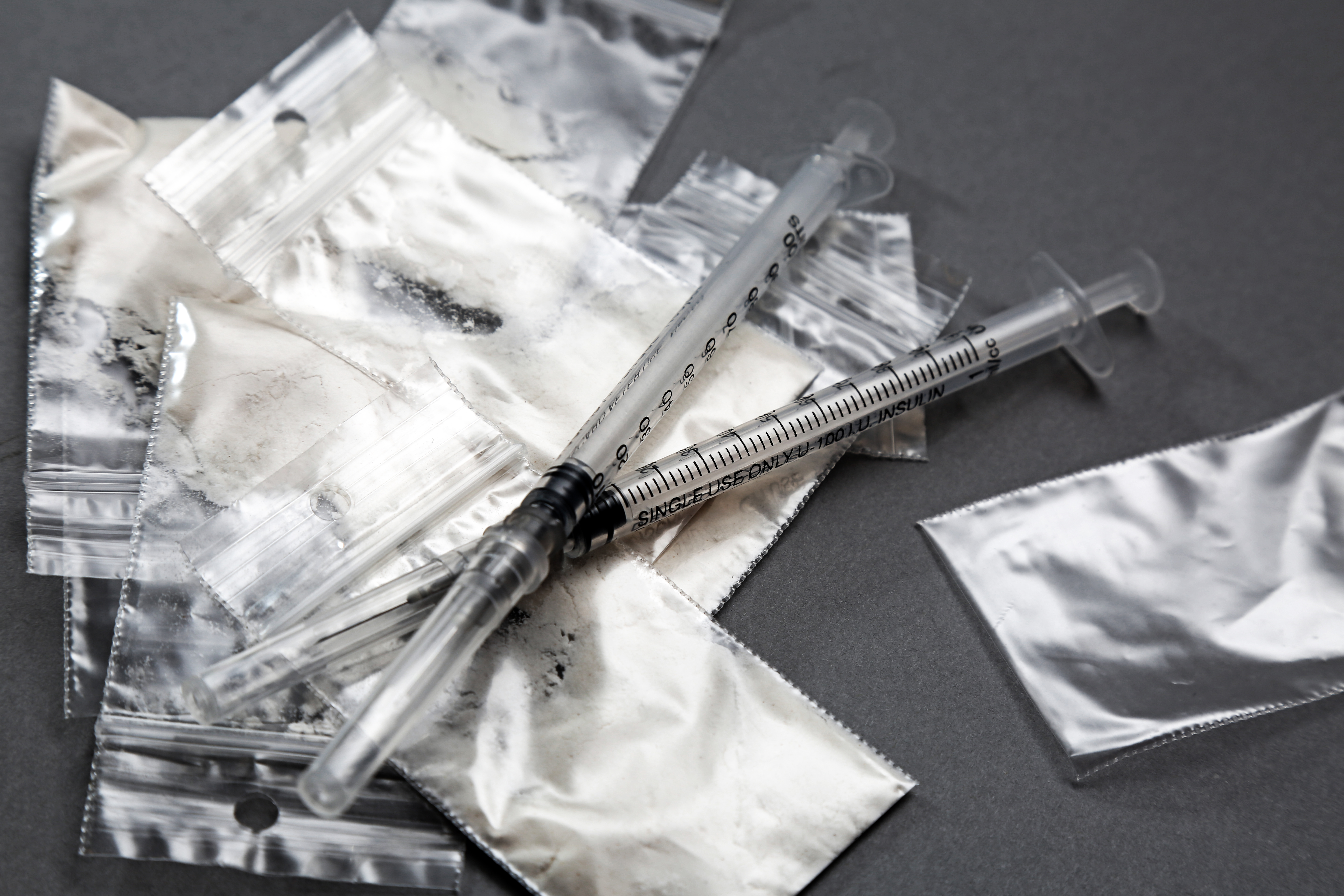 Policija uz šosejas pie Saulkrastiem pie jauniešiem atradusi gandrīz kilogramu īpaši bīstamu narkotiku