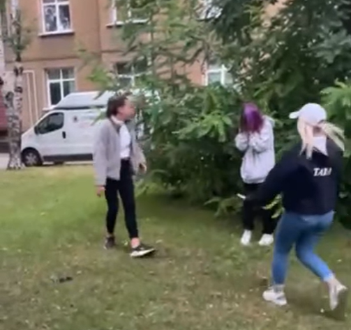 Мать распространила видео с избиением дочери, чтобы найти нападавшую