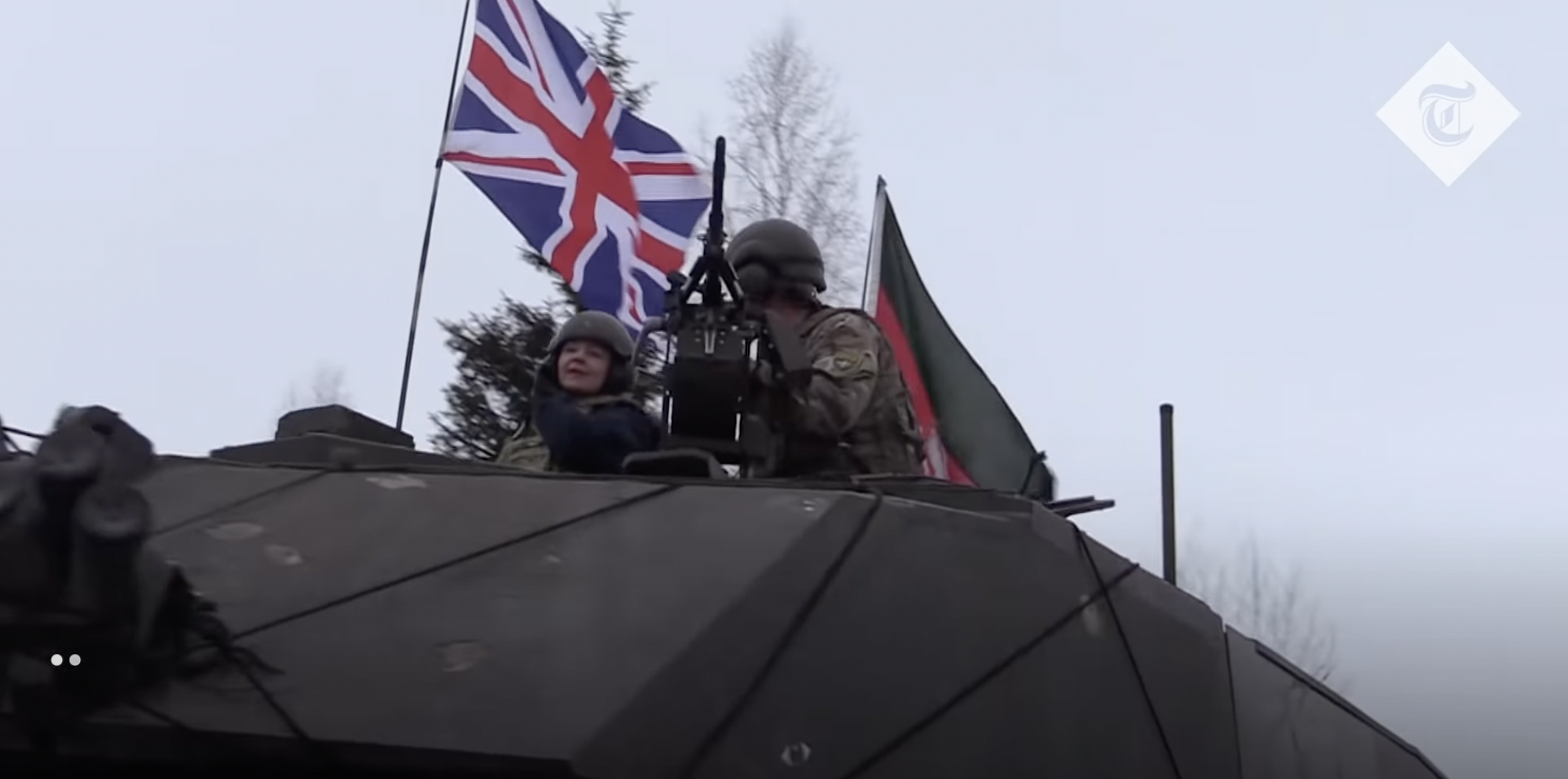 Глава МИД Британии прокатилась на танке в Эстонии
