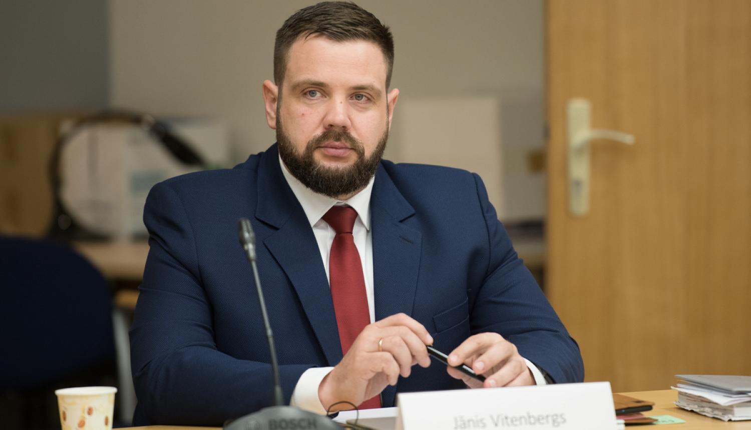 "Супермаркеты только для привитых?" Министр экономики об открытии ТЦ и новом "нормальном" будущем