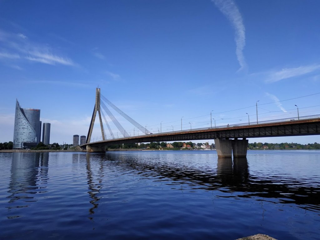 Заторы на Вантовом мосту приводят в многомиллионным убыткам