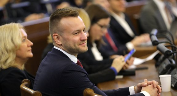 Экс-парламентарий Знотиньш за конфликт в подъезде оштрафован на 100 евро