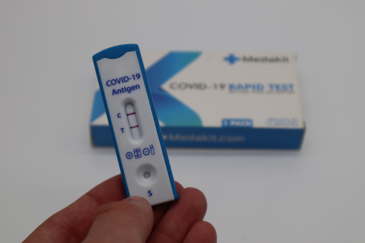 Тендер с флёром скандала: как Латвия закупала экспресс-тесты на Covid-19