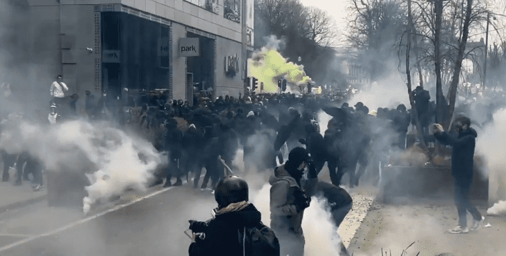 В Брюсселе протесты против ковид-ограничений переросли в беспорядки