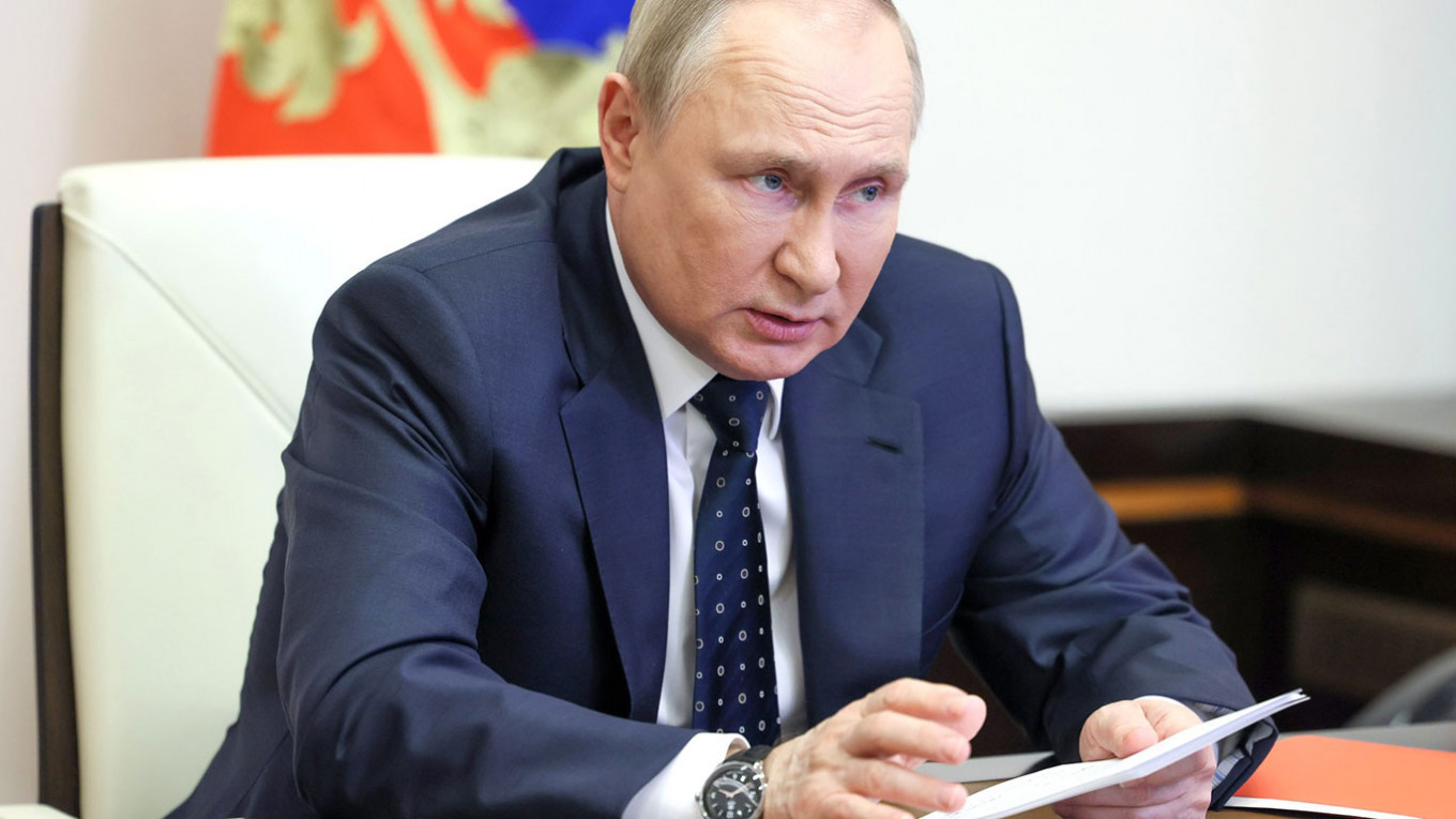 Путин потребовал срочно избавить экономику от иностранной техники и ПО